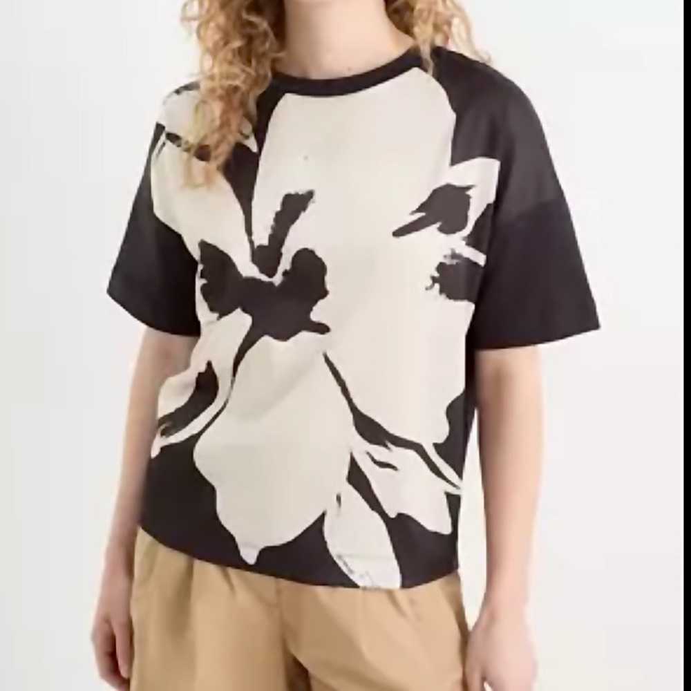 2 for $30 ⭐️ C&A Floral Black and White Women's Tee Silky front, cotton back M